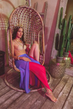 Dans kostümlü güzel bayan doğu mimarisinin arka planına yakın çekim yapıyor. Mata Hari kostüm.