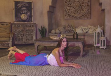 Dans kostümlü güzel bayan doğu mimarisinin arka planına yakın çekim yapıyor. Mata Hari kostüm.
