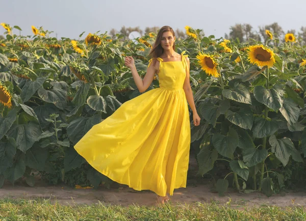 Giovane Bella Donna Abito Giallo Tra Campo Dei Girasoli Estate — Foto Stock