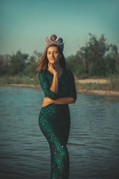 Giovane Bella Donna Sirena Vicino Piedi Acqua Mare Cosplay Sirena — Foto Stock