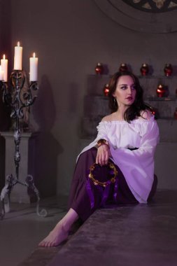 Güzel çingene kadın, katedral kilisesinin karanlık odasında yakın çekim yapıyor..