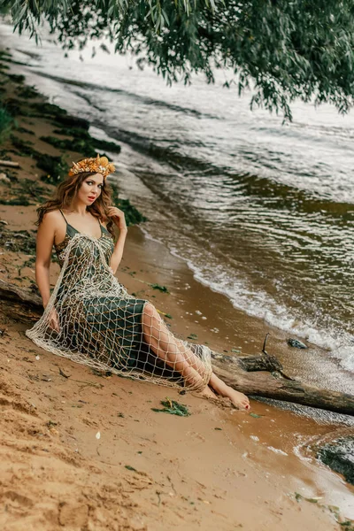 Giovane Bella Donna Sirena Vicino Piedi Acqua Mare Cosplay Sirena — Foto Stock