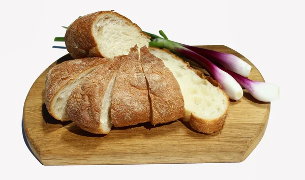 Ψωμί και πράσινο κρεμμύδι για την κοπή του σκάφους για το λευκό φόντο — Φωτογραφία Αρχείου