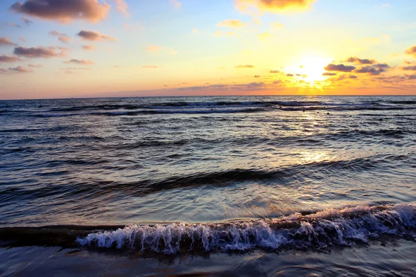 Όμορφο ηλιοβασίλεμα στη θάλασσα ακτή — Φωτογραφία Αρχείου