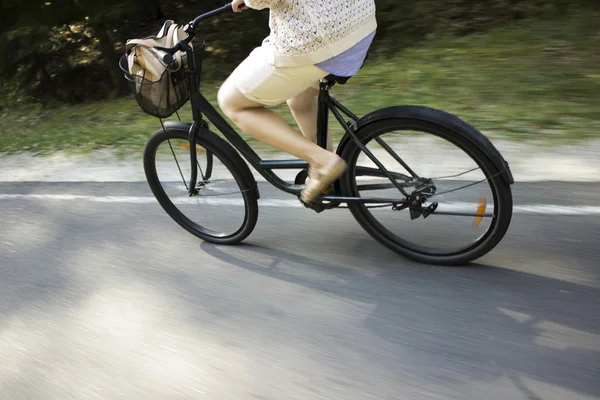 Fahrradfahren auf der Forststraße. Nahaufnahme einer jungen Frau auf dem Fahrrad — Stockfoto