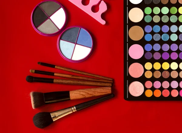 Makeup collection.Eye ombra, pennelli per il trucco isolati sul rosso — Foto Stock