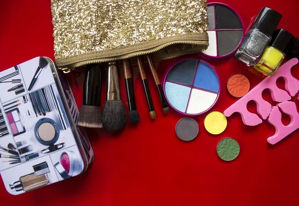 Makeup collection.Eye ombra, pennelli per il trucco isolati sul rosso — Foto Stock