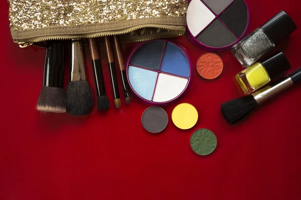 Makeup collection.Eye ombra, pennelli per il trucco isolati sul rosso — Foto Stock