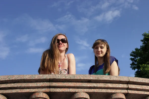 Dos chicas hermosas jóvenes novias en el primer plano del parque — Foto de Stock