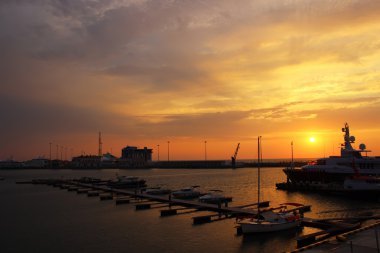 Liman, günbatımı, siluetleri