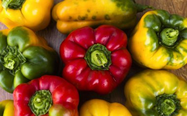 Ahşap arka plan üzerinde parlak, renkli, güzel, Olgun biber