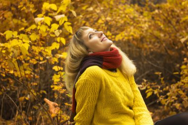 Parkta tek başına oturan genç güzel kız