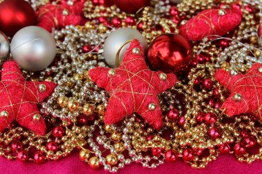 Noel parlak oyuncaklar yakın çekim. Noel kompozisyon