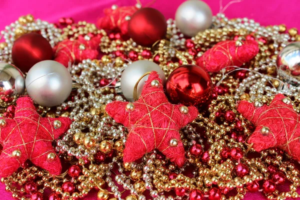 Natal brinquedos brilhantes close-up.A composição de Natal — Fotografia de Stock