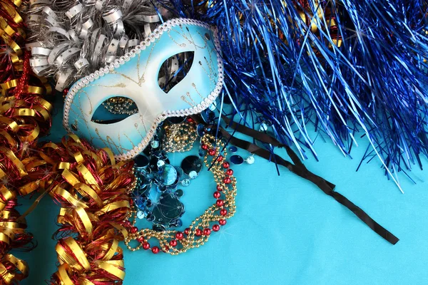 Festival süsleri ile mavi bir arka plan üzerinde mavi karnaval maskesi — Stok fotoğraf