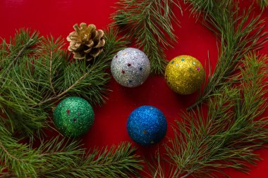 Çam ağacı ile kırmızı zemin üzerine güzel gümüş toplar