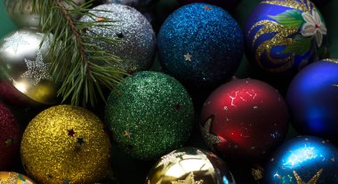 Parlak, parlak, güzel Noel baloları yakın plan