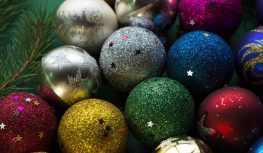 Parlak, parlak, güzel Noel baloları yakın plan