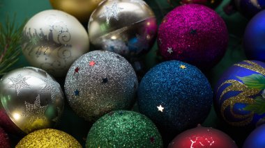 Parlak, parlak, güzel Noel baloları yakın plan