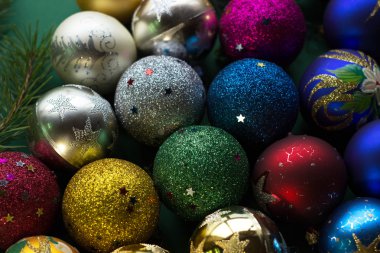 Parlak, parlak, güzel Noel baloları yakın plan