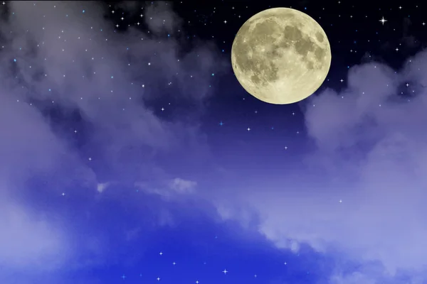 Прекрасное звездное небо с глупой луной и облаками — стоковое фото