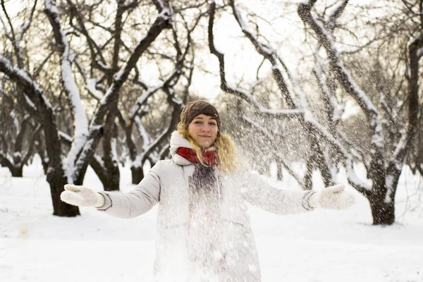 Jovem menina bonita perto no parque de inverno goza de neve caiu — Fotografia de Stock