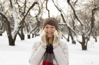 Genç güzel kız yakın kadar kış parkta kar düştü hoşlanır