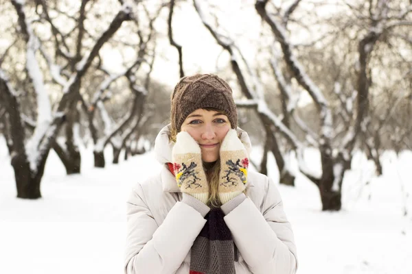 Joven hermosa chica de cerca en el parque de invierno disfruta de la nieve cayó — Foto de Stock