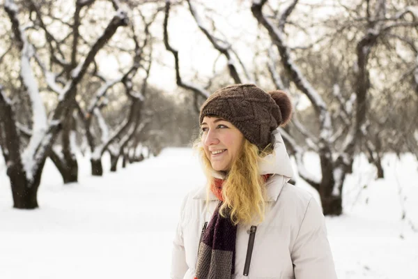 Joven hermosa chica de cerca en el parque de invierno disfruta de la nieve cayó — Foto de Stock