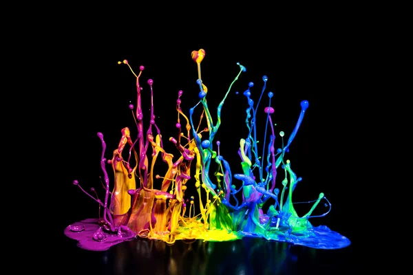 Spalsh του ζωηρόχρωμου χρώματος σε ένα ηχείο — Φωτογραφία Αρχείου