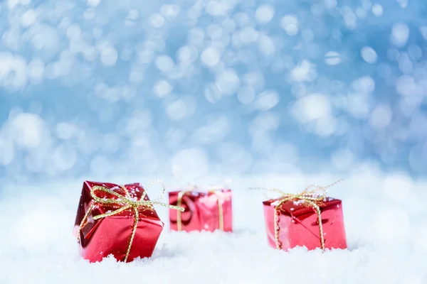 Presentes de Natal vermelho no fundo da neve — Fotografia de Stock