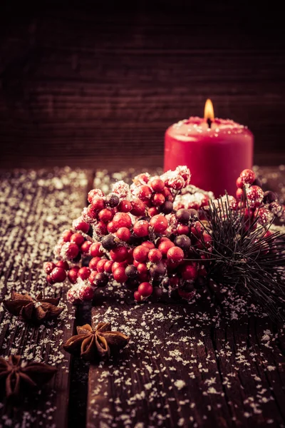 Cranberries e vela em placas de madeira com neve — Fotografia de Stock