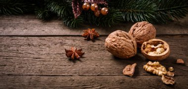 bir tablo üzerinde ceviz