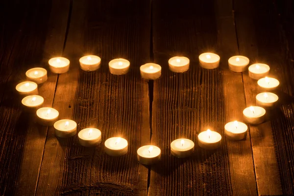 Coração de vela na mesa de madeira — Fotografia de Stock