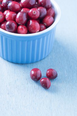 Mavi bir kasede kızılcık