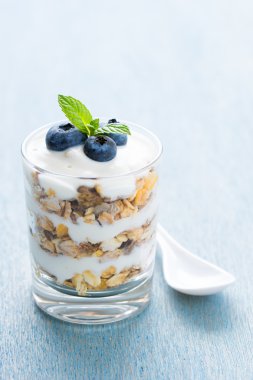 Yoğurt tatlı mısır gevreği ile