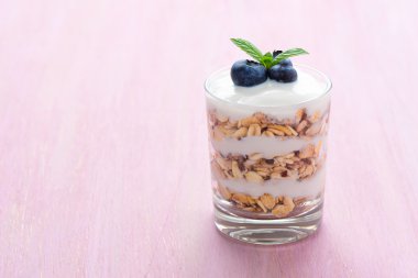 Sağlıklı kahvaltı yoğurt ve tahıl - boşaltmak