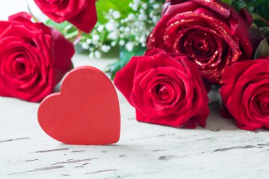 Gül ve kırmızı kalp