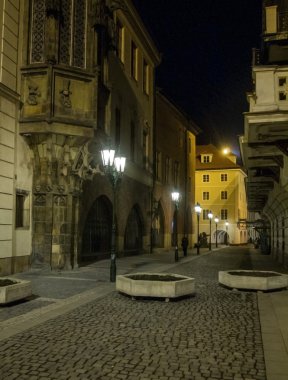 Gizemli gece Prag'da sokak. Güzel manzara. Sokakta yanında Üniversitesi fener ile.