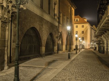Gizemli gece Prag'da sokak. Güzel manzara. Sokakta yanında Üniversitesi fener ile.