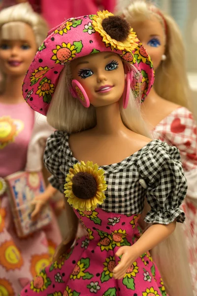 Muñeca de juguete Barbie de pie en Praga Museo del Juguete (Muzeum hracek ). — Foto de Stock