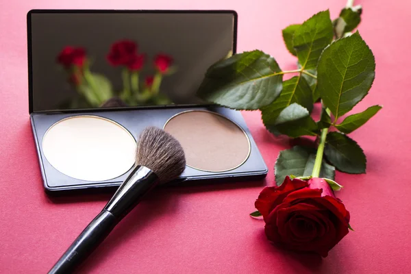 Poeder, penseel en rood rose op donker roze getextureerde oppervlak te corrigeren. Professionele cosmetica. — Stockfoto