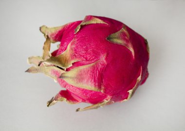 Gri dokulu arka plan üzerinde izole sağlıklı egzotik Dragon meyve.