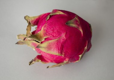 Gri dokulu arka plan üzerinde izole sağlıklı egzotik Dragon meyve.