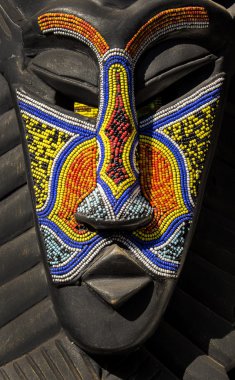 Afrika ahşap etnik kabile ayini maskesi sakalları dekore edilmiştir..