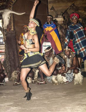 Afrikalı kabile kadın törensel dans, geleneksel el yapımı kostüm, boncuk headdress.