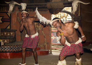 Afrikalı kabile törensel erkek dans, geleneksel el yapımı kostüm, headdress.