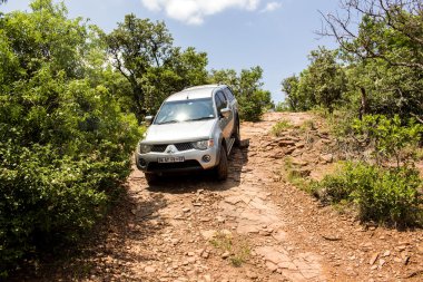 Dört Tekerli araç Mitsubishi Triton off-road iz yapıyor.