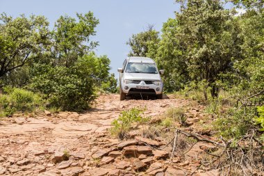 Dört Tekerli araç Mitsubishi Triton off-road iz yapıyor.