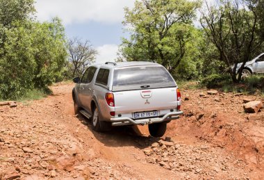 Dört Tekerli araç Mitsubishi Triton off-road iz yapıyor.